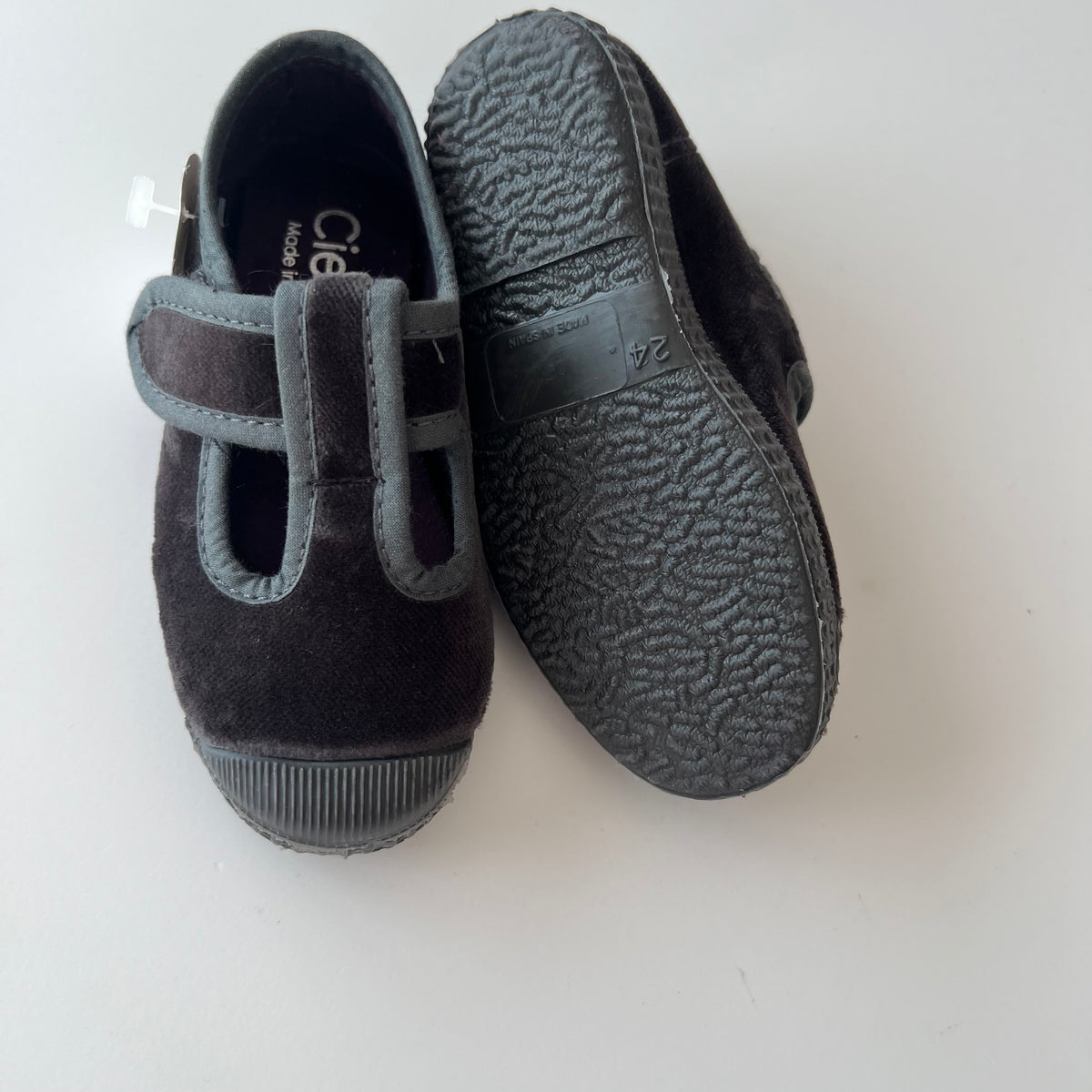 Cienta  / VELOUR T STRAP SHOES - gray / 977075