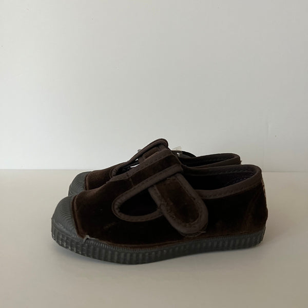 Cienta  / VELOUR T STRAP SHOES - brown / 977075