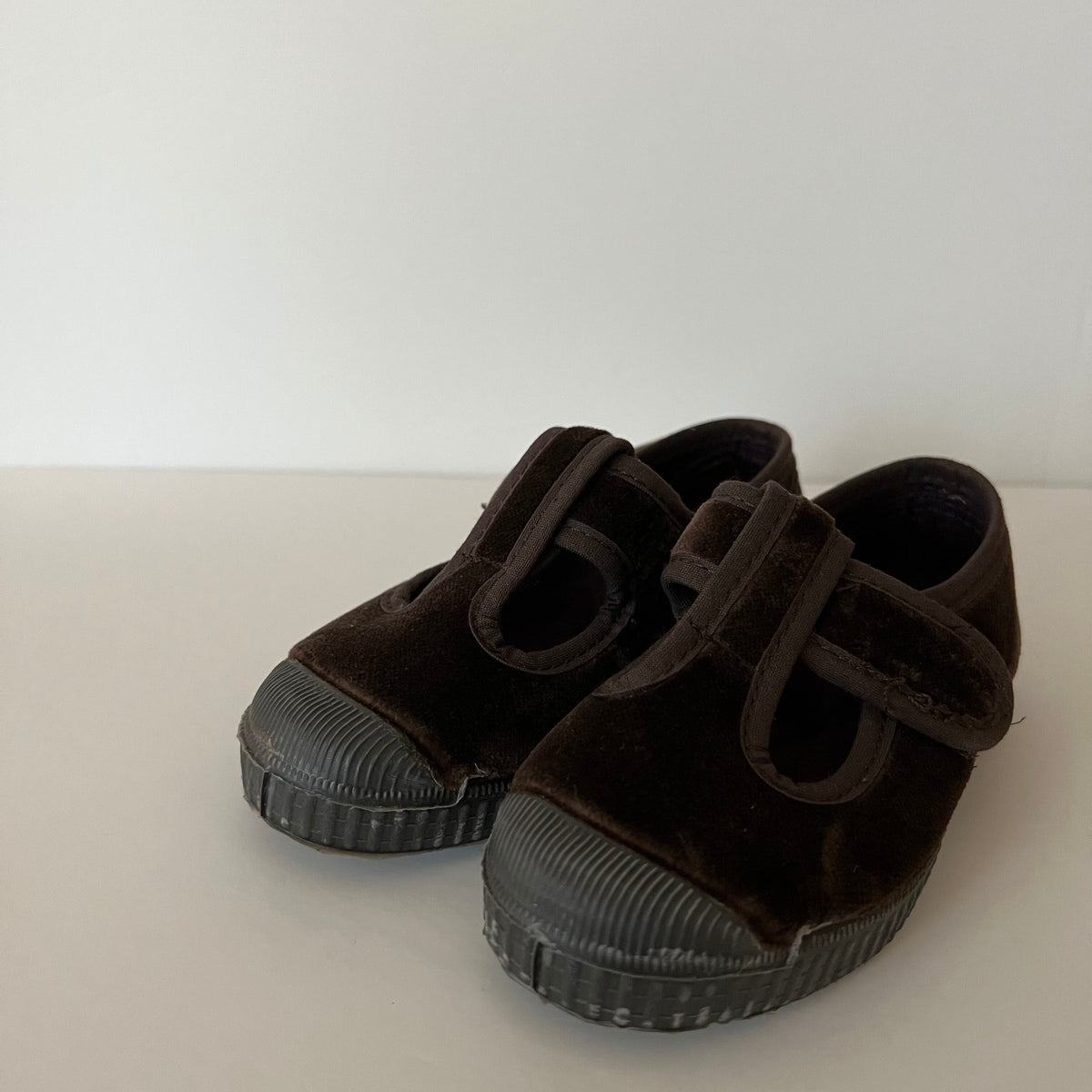 Cienta  / VELOUR T STRAP SHOES - brown / 977075